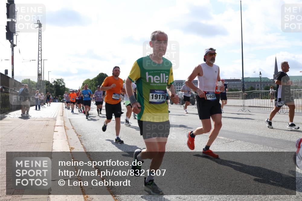 29.06.2025 - hella hamburg halbmarathon Lena Gebhardt http://msf.ph/oto/8321307 29.06.2025 10:00:07 Lombardsbrücke 2582, 12513, 19178, 14429, 1006, 1019, 1125, 1180, 1239, 1264, 1526, 1834, 1914, 1955, 2027, 2086, 2099, 2159, 2346, 2348, 2364, 2447, 2582, 2584, 2606, 2652, 2676, 2677, 2730, 2910, 3177, 3181, 3279, 3319, 3836, 3861, 3898, 4013, 4231, 4594, 4632, 4772, 4796, 4813, 5015, 5134, 5272, 5277, 5341, 5728, 6082, 6084, 6104, 6174, 6201, 6202, 6220, 6260, 6462, 6470, 6581, 6587, 8330, 10031, 11568, 11844 meine-sportfotos.de