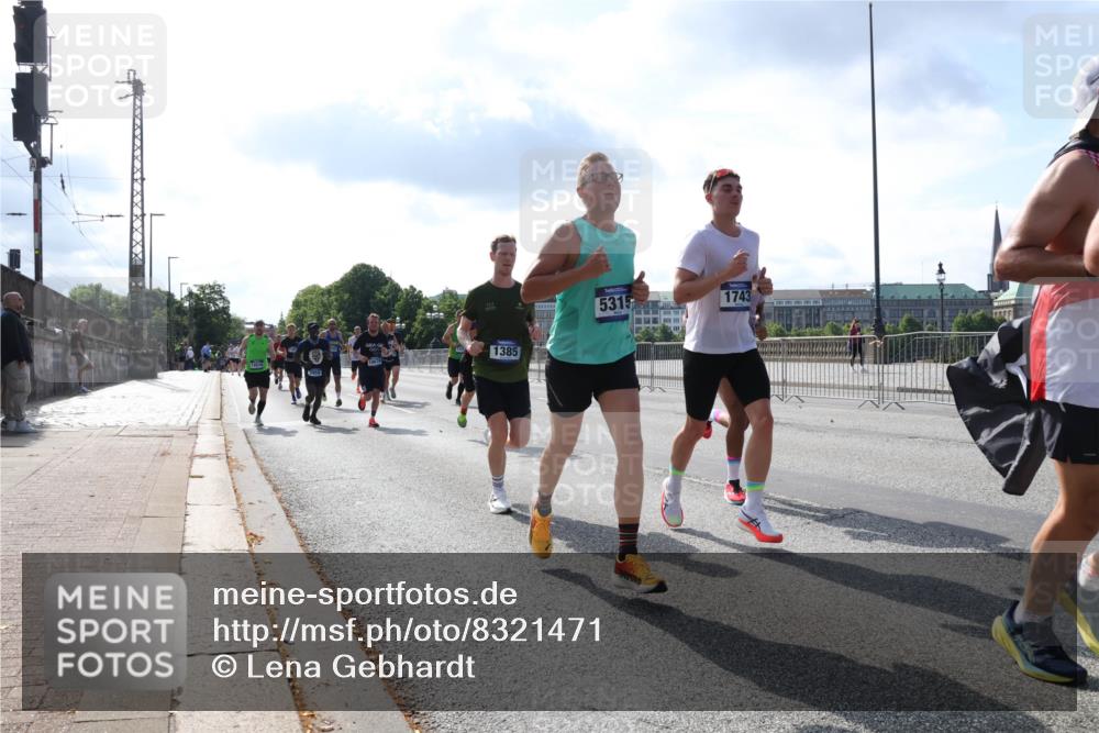 29.06.2025 - hella hamburg halbmarathon Lena Gebhardt http://msf.ph/oto/8321471 29.06.2025 09:48:07 Lombardsbrücke 1385, 5315, 1743, 1164, 1385, 1562, 1743, 2196, 2296, 2714, 2767, 3959, 4602, 4860, 5091, 5092, 5315, 6684, 6829, 6990, 8084, 8362, 8901, 8933, 9178, 9944, 10384, 10404, 10793, 10900, 10968, 11019, 11202, 11227, 11559, 11620, 11745, 11929, 12290, 12462, 12514, 12865, 12916, 13419, 13514, 13595, 13798, 13854, 14387, 14601, 14875, 14908, 14934, 14952, 15015, 15261, 15415, 15701, 15959, 15965, 16119, 16158, 16964 meine-sportfotos.de