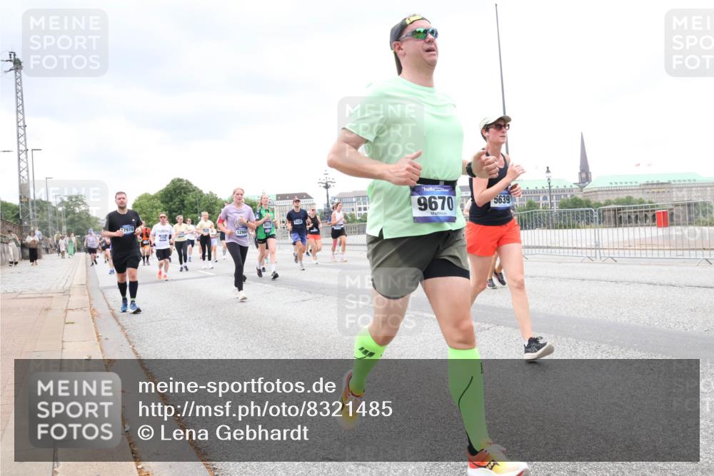 29.06.2025 - hella hamburg halbmarathon Lena Gebhardt http://msf.ph/oto/8321485 29.06.2025 10:57:22 Lombardsbrücke 7970, 12984, 3195, 9430, 9670, 5639, 1207, 1265, 1643, 2041, 2370, 2871, 3195, 3385, 3387, 3388, 3433, 3470, 3485, 3723, 3750, 3851, 4086, 4106, 4180, 4197, 4241, 4485, 4568, 4569, 4611, 4998, 5057, 5117, 5316, 5632, 5639, 5736, 5738, 6053, 6284, 6827, 6832, 6857, 6981, 7416, 7417, 7592, 7720, 7728, 7787, 7964, 8035, 8039, 8197, 8224, 8287, 8386, 8540, 8546, 8552, 8679, 8708, 8851, 8853, 8873, 9110, 9233, 9298, 9299, 9318, 9496 meine-sportfotos.de