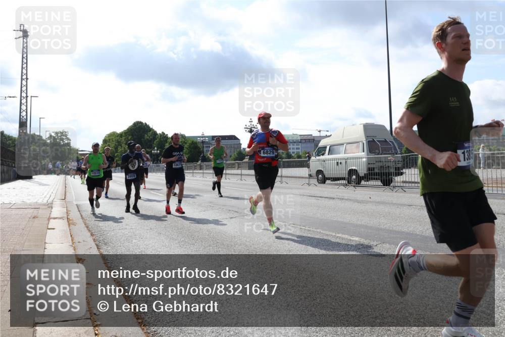 29.06.2025 - hella hamburg halbmarathon Lena Gebhardt http://msf.ph/oto/8321647 29.06.2025 09:48:08 Lombardsbrücke 6829, 18679, 12514, 3959, 335, 1385, 1164, 1385, 1562, 1743, 2196, 2296, 2714, 2767, 3959, 4602, 4860, 5091, 5092, 5315, 6684, 6829, 6990, 8362, 8901, 8933, 9178, 9944, 10384, 10404, 10793, 10900, 10968, 11202, 11227, 11620, 11745, 11929, 12290, 12462, 12514, 12865, 12916, 13514, 13595, 13798, 13854, 14387, 14601, 14875, 14908, 14934, 14952, 15015, 15261, 15415, 15701, 15959, 15965, 16119, 16158, 16964 meine-sportfotos.de