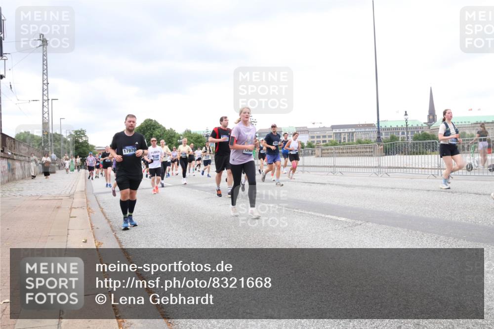 29.06.2025 - hella hamburg halbmarathon Lena Gebhardt http://msf.ph/oto/8321668 29.06.2025 10:57:23 Lombardsbrücke 17970, 9430, 13048, 1290, 1207, 1242, 1265, 1643, 2041, 2370, 2871, 3195, 3385, 3387, 3388, 3433, 3470, 3485, 3723, 3750, 3851, 3954, 4086, 4106, 4180, 4197, 4241, 4485, 4568, 4569, 4611, 4830, 4998, 5057, 5117, 5316, 5632, 5639, 5736, 5738, 6053, 6284, 6827, 6832, 6857, 6981, 7416, 7417, 7592, 7720, 7728, 7787, 7964, 8035, 8039, 8197, 8224, 8287, 8386, 8540, 8546, 8552, 8679, 8708, 8851, 8853, 8873, 9110, 9233, 9298, 9299, 9318, 9496 meine-sportfotos.de