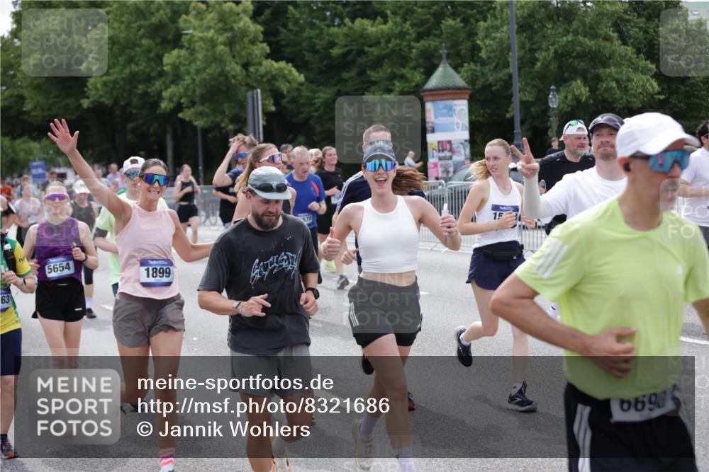 29.06.2025 - hella hamburg halbmarathon Jannik Wohlers http://msf.ph/oto/8321686 29.06.2025 10:39:34 Lombardsbrücke 1058, 1076, 1291, 1586, 1691, 1899, 2313, 2866, 2888, 3046, 3882, 3883, 3884, 4471, 4752, 5229, 5654, 5877, 5901, 6097, 6698, 6750, 6890, 7045, 7455, 7456, 8107, 8612, 8622, 8815, 8865, 8866, 9080, 9195, 9292, 9495, 10441, 10648, 10806, 10901, 10939, 11188, 11242, 11244, 11664, 11874, 12414, 12883, 12906, 13644, 14327, 14578, 15111, 16532, 16784, 18157, 19163 meine-sportfotos.de