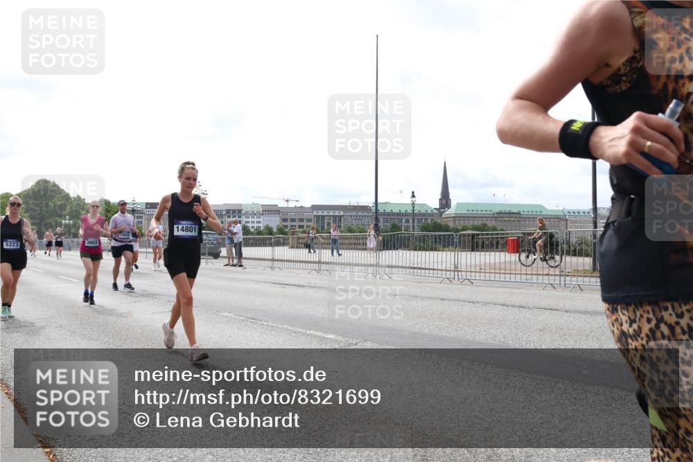 29.06.2025 - hella hamburg halbmarathon Lena Gebhardt http://msf.ph/oto/8321699 29.06.2025 10:22:53 Lombardsbrücke 5223, 3003, 10826, 14801, 1029, 1853, 2294, 2479, 2766, 2886, 3003, 3029, 3034, 3430, 3457, 3511, 3600, 3601, 4190, 4266, 4969, 5223, 5343, 5629, 5798, 6347, 6578, 6784, 6785, 6826, 6849, 6899, 7097, 7188, 7190, 7266, 7276, 7529, 7891, 7925, 8355, 8511, 8931, 9133, 9256, 9913, 10205, 10826, 12025, 12190, 12265, 13560, 13921, 14041, 14525, 14801 meine-sportfotos.de