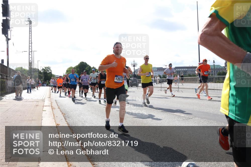 29.06.2025 - hella hamburg halbmarathon Lena Gebhardt http://msf.ph/oto/8321719 29.06.2025 10:00:07 Lombardsbrücke 12513, 4796, 2582, 7824, 1384, 2099, 1006, 1019, 1125, 1180, 1239, 1264, 1526, 1834, 1914, 1955, 2027, 2086, 2099, 2159, 2346, 2348, 2364, 2447, 2582, 2584, 2606, 2652, 2676, 2677, 2730, 2910, 3177, 3181, 3279, 3319, 3836, 3861, 3898, 4013, 4231, 4594, 4632, 4772, 4796, 4813, 5015, 5134, 5272, 5277, 5341, 5728, 6082, 6084, 6104, 6174, 6201, 6202, 6220, 6260, 6462, 6470, 6581, 6587, 8330, 10031, 11568, 11844 meine-sportfotos.de