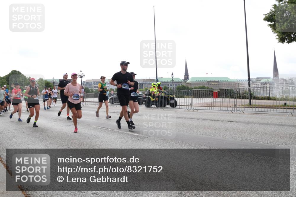 29.06.2025 - hella hamburg halbmarathon Lena Gebhardt http://msf.ph/oto/8321752 29.06.2025 10:37:36 Lombardsbrücke 10919, 9524, 16837, 1022, 1276, 1337, 1475, 1597, 1799, 1819, 1985, 2016, 2031, 2072, 2104, 2199, 2272, 2480, 2486, 2640, 2853, 3230, 3246, 3633, 4097, 4347, 4733, 5139, 5146, 5171, 5186, 5522, 5560, 5790, 5875, 5940, 6243, 6584, 6821, 6955, 7085, 7124, 7235, 7321, 7350, 7544, 7707, 7777, 7823, 8811, 8843, 8985, 9247, 9288, 9524, 9895, 10159, 10506, 10836, 11087, 11543, 12123, 12254, 12472, 12824, 16680, 17798 meine-sportfotos.de
