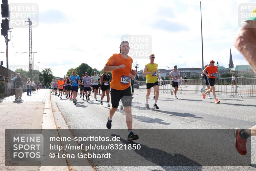29.06.2025 - hella hamburg halbmarathon Lena Gebhardt http://msf.ph/oto/8321850 29.06.2025 10:00:07 Lombardsbrücke 2582, 4796, 1384, 12513, 16871, 1006, 1019, 1125, 1180, 1239, 1264, 1526, 1834, 1914, 1955, 2027, 2086, 2099, 2159, 2346, 2348, 2364, 2447, 2582, 2584, 2606, 2652, 2676, 2677, 2730, 2910, 3177, 3181, 3279, 3319, 3836, 3861, 3898, 4013, 4231, 4594, 4632, 4772, 4796, 4813, 5015, 5134, 5272, 5277, 5341, 5728, 6082, 6084, 6104, 6174, 6201, 6202, 6220, 6260, 6462, 6470, 6581, 6587, 8330, 10031, 11568, 11844 meine-sportfotos.de