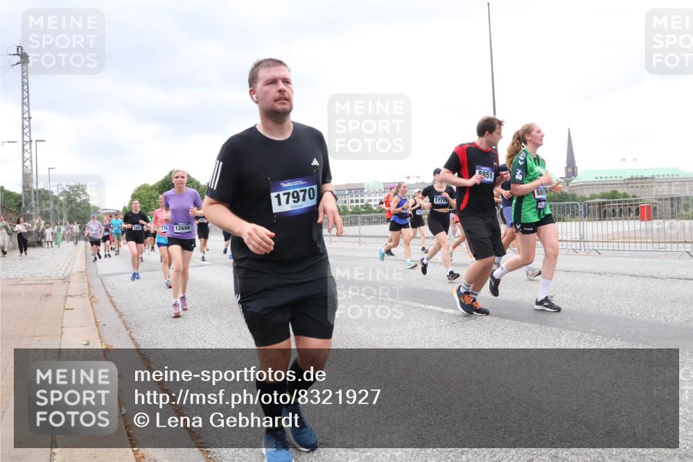 29.06.2025 - hella hamburg halbmarathon Lena Gebhardt http://msf.ph/oto/8321927 29.06.2025 10:57:25 Lombardsbrücke 3851, 179, 12698, 17970, 17778, 8851, 885, 1123, 1207, 1242, 1248, 1265, 1643, 2041, 2370, 2871, 3191, 3195, 3385, 3388, 3433, 3470, 3485, 3723, 3750, 3851, 3954, 4086, 4106, 4180, 4197, 4241, 4485, 4521, 4568, 4569, 4611, 4830, 4998, 5057, 5117, 5316, 5632, 5639, 5736, 5738, 6053, 6284, 6827, 6832, 6857, 6916, 6981, 7172, 7416, 7417, 7592, 7720, 7728, 7787, 7964, 8035, 8039, 8224, 8287, 8386, 8540, 8546, 8552, 8679, 8708, 8851, 8853, 8873, 9110, 9233, 9298, 9299, 9318, 9496 meine-sportfotos.de