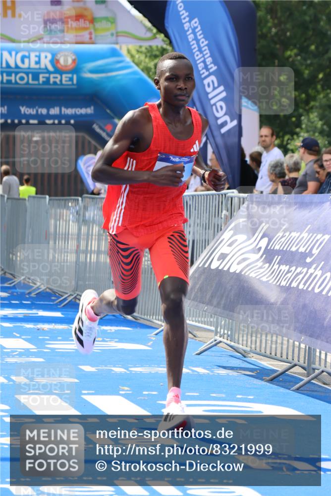 29.06.2025 - hella hamburg halbmarathon Strokosch-Dieckow http://msf.ph/oto/8321999 29.06.2025 10:03:53 Ziel 13 meine-sportfotos.de