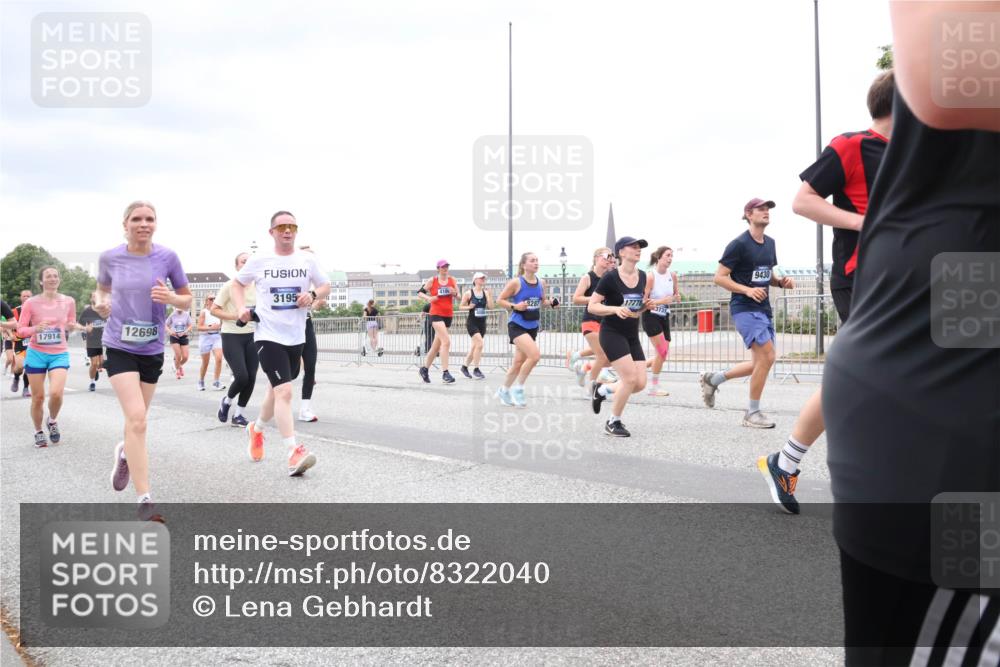 29.06.2025 - hella hamburg halbmarathon Lena Gebhardt http://msf.ph/oto/8322040 29.06.2025 10:57:26 Lombardsbrücke 17914, 12698, 3195, 17778, 373, 9430, 1123, 1242, 1248, 1265, 1643, 2041, 2370, 2871, 3191, 3195, 3385, 3388, 3433, 3470, 3485, 3723, 3750, 3851, 3954, 4086, 4106, 4180, 4197, 4241, 4485, 4521, 4568, 4569, 4611, 4830, 4998, 5057, 5117, 5316, 5632, 5639, 5736, 5738, 6053, 6827, 6832, 6857, 6916, 6981, 7172, 7592, 7720, 7728, 7787, 7964, 8035, 8039, 8224, 8287, 8386, 8540, 8546, 8552, 8679, 8708, 8851, 8853, 8873, 9059, 9110, 9233, 9298, 9299, 9318, 9496 meine-sportfotos.de