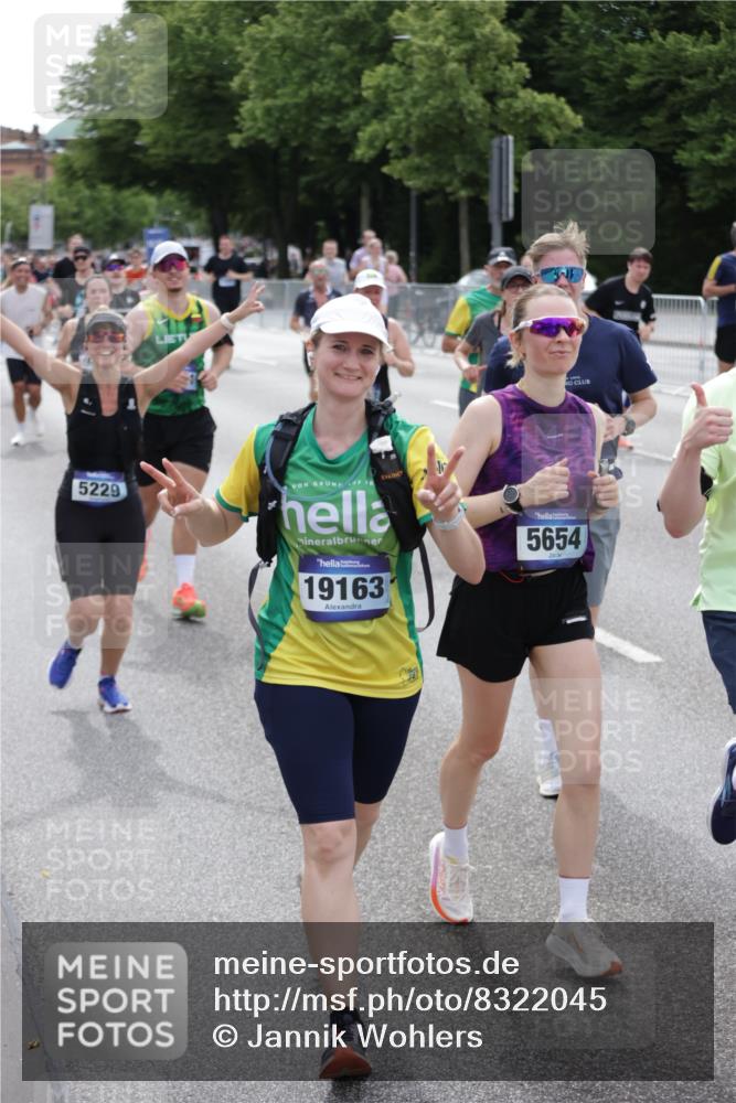 29.06.2025 - hella hamburg halbmarathon Jannik Wohlers http://msf.ph/oto/8322045 29.06.2025 10:39:35 Lombardsbrücke 1058, 1076, 1291, 1586, 1691, 1899, 2254, 2313, 2866, 2888, 3046, 3882, 3883, 3884, 4173, 4471, 5229, 5654, 5877, 5901, 6097, 6548, 6698, 6750, 6890, 7045, 7455, 7456, 8107, 8612, 8622, 8815, 8865, 8866, 9080, 9195, 9292, 9495, 10648, 10806, 10901, 10939, 11188, 11242, 11244, 11874, 12414, 12883, 12906, 13577, 13644, 14327, 14578, 15111, 16532, 16784, 18157, 19163 meine-sportfotos.de