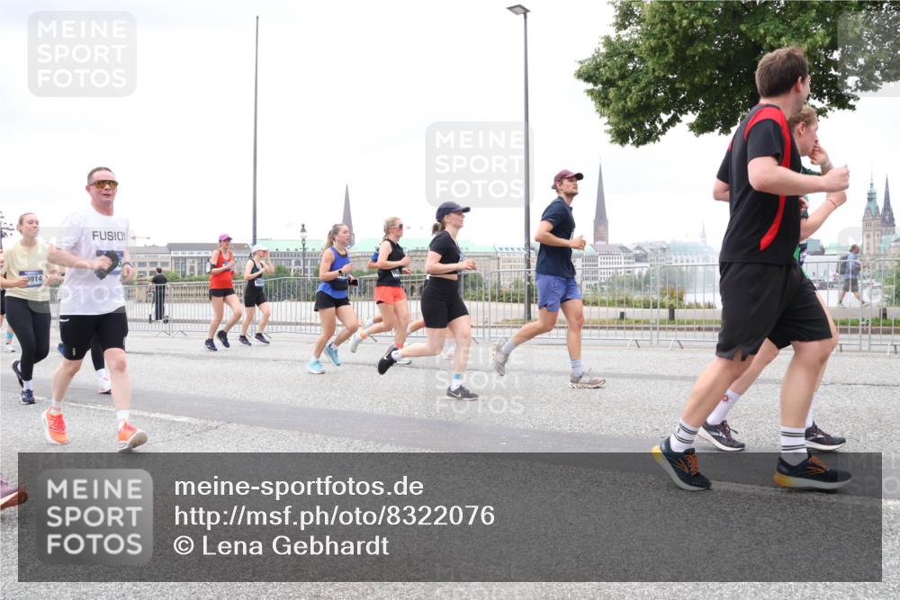 29.06.2025 - hella hamburg halbmarathon Lena Gebhardt http://msf.ph/oto/8322076 29.06.2025 10:57:26 Lombardsbrücke 914, 1123, 1242, 1248, 1265, 1643, 2041, 2370, 2871, 3191, 3195, 3385, 3388, 3433, 3470, 3485, 3723, 3750, 3851, 3954, 4086, 4106, 4180, 4197, 4241, 4485, 4521, 4568, 4569, 4611, 4830, 4998, 5057, 5117, 5316, 5632, 5639, 5736, 5738, 6053, 6827, 6832, 6857, 6916, 6981, 7172, 7592, 7720, 7728, 7787, 7964, 8035, 8039, 8224, 8287, 8386, 8540, 8546, 8552, 8679, 8708, 8851, 8853, 8873, 9059, 9110, 9233, 9298, 9299, 9318, 9496 meine-sportfotos.de