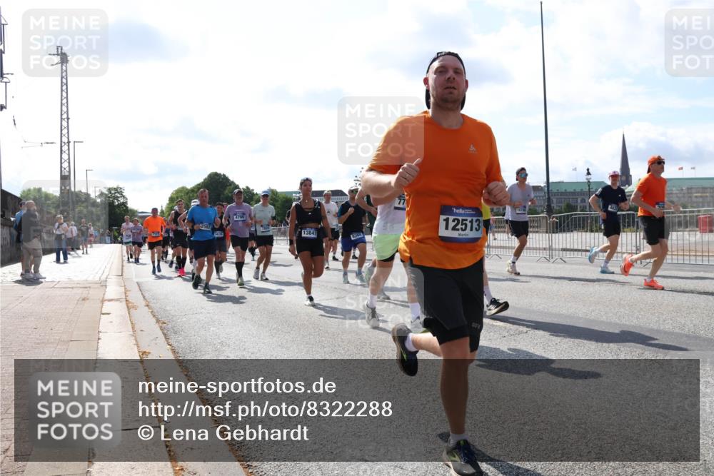 29.06.2025 - hella hamburg halbmarathon Lena Gebhardt http://msf.ph/oto/8322288 29.06.2025 10:00:08 Lombardsbrücke 2582, 663, 4796, 13847, 8394, 12513, 1078, 1006, 1019, 1125, 1180, 1239, 1264, 1526, 1834, 1914, 1955, 2027, 2086, 2099, 2159, 2346, 2348, 2364, 2447, 2582, 2584, 2606, 2652, 2676, 2677, 2730, 2910, 3177, 3181, 3279, 3319, 3836, 3861, 3898, 4013, 4231, 4594, 4632, 4772, 4796, 4813, 4940, 5015, 5134, 5272, 5277, 5341, 5728, 6082, 6084, 6104, 6174, 6201, 6202, 6220, 6260, 6462, 6470, 6581, 6587, 8330, 10031, 11568, 11844 meine-sportfotos.de