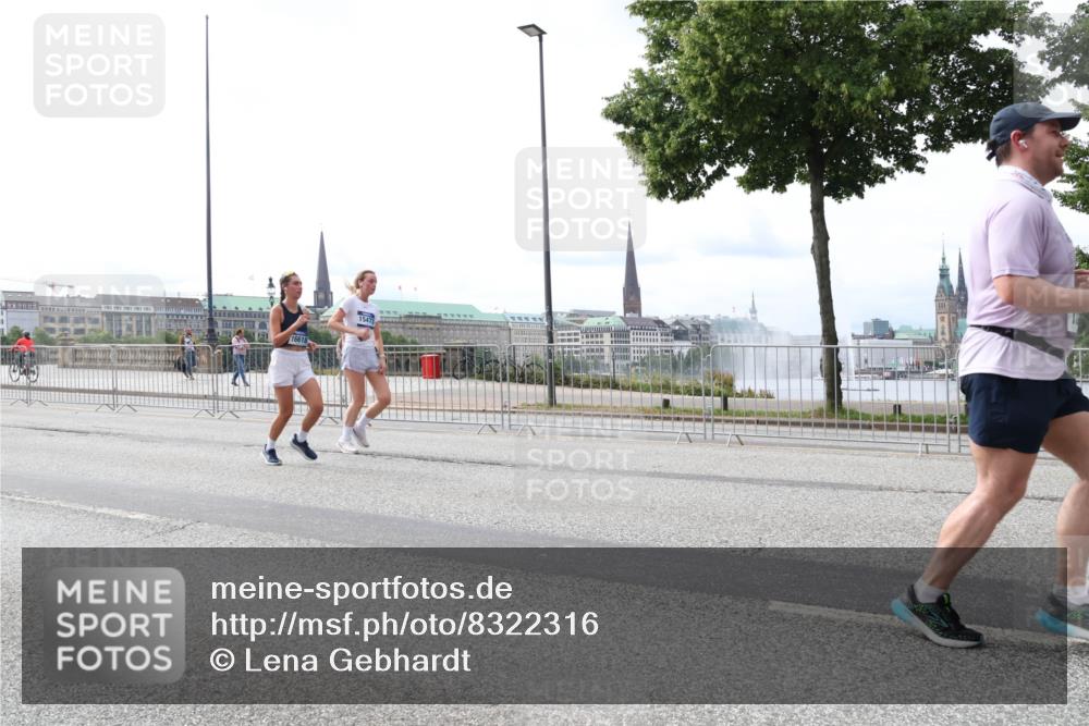 29.06.2025 - hella hamburg halbmarathon Lena Gebhardt http://msf.ph/oto/8322316 29.06.2025 10:22:57 Lombardsbrücke 1661, 1547, 1029, 1853, 2294, 2479, 2766, 2886, 3003, 3029, 3034, 3430, 3511, 3600, 3601, 4190, 4266, 4793, 4969, 5223, 5343, 5629, 5798, 6578, 6784, 6785, 6826, 6849, 6899, 7097, 7188, 7190, 7266, 7276, 7529, 7891, 7925, 8355, 8687, 8688, 8918, 8920, 8931, 9133, 9256, 9301, 9877, 9913, 10205, 10826, 12025, 12190, 12265, 13560, 13921, 14041, 14338, 14525, 14801, 16416, 16558, 17099, 17299 meine-sportfotos.de