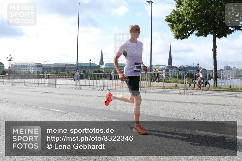 29.06.2025 - hella hamburg halbmarathon Lena Gebhardt http://msf.ph/oto/8322346 29.06.2025 09:48:13 Lombardsbrücke 1611, 1164, 1290, 1385, 1505, 1562, 1710, 1743, 2196, 2296, 2714, 2767, 3959, 4602, 4860, 5091, 5092, 5315, 6684, 6829, 6990, 7884, 8362, 8901, 8933, 9178, 9944, 10384, 10404, 10793, 10900, 10968, 11202, 11227, 11620, 11745, 11929, 12051, 12290, 12462, 12488, 12514, 12865, 12916, 13483, 13514, 13595, 13798, 13854, 13975, 14387, 14601, 14875, 14908, 14934, 14952, 15015, 15261, 15415, 15701, 15931, 15959, 15965, 16119, 16158, 16964 meine-sportfotos.de