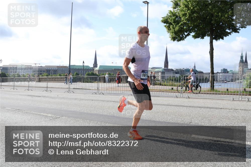 29.06.2025 - hella hamburg halbmarathon Lena Gebhardt http://msf.ph/oto/8322372 29.06.2025 09:48:13 Lombardsbrücke 1611, 1164, 1290, 1385, 1505, 1562, 1710, 1743, 2196, 2296, 2714, 2767, 3959, 4602, 4860, 5091, 5092, 5315, 6684, 6829, 6990, 7884, 8362, 8901, 8933, 9178, 9944, 10384, 10404, 10793, 10900, 10968, 11202, 11227, 11620, 11745, 11929, 12051, 12290, 12462, 12488, 12514, 12865, 12916, 13483, 13514, 13595, 13798, 13854, 13975, 14387, 14601, 14875, 14908, 14934, 14952, 15015, 15261, 15415, 15701, 15931, 15959, 15965, 16119, 16158, 16964 meine-sportfotos.de