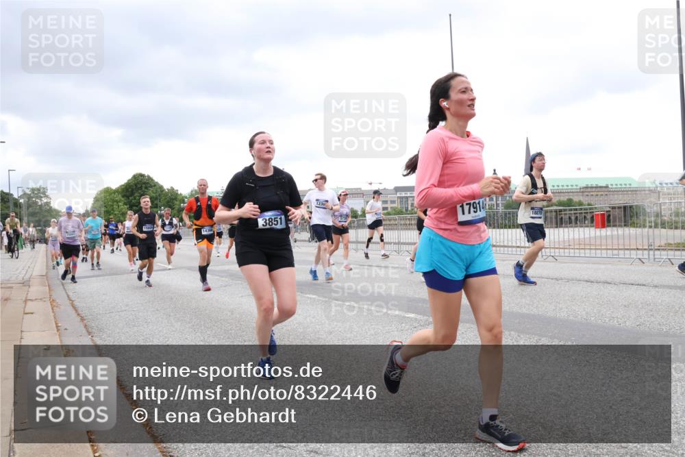 29.06.2025 - hella hamburg halbmarathon Lena Gebhardt http://msf.ph/oto/8322446 29.06.2025 10:57:29 Lombardsbrücke 15609, 15041, 14366, 3851, 123, 17914, 1123, 1242, 1248, 1265, 1643, 2041, 2370, 2567, 2871, 3191, 3195, 3385, 3388, 3433, 3470, 3723, 3750, 3851, 3954, 4086, 4106, 4180, 4197, 4241, 4485, 4521, 4611, 4830, 4998, 5057, 5117, 5316, 5632, 5639, 5736, 5738, 6053, 6827, 6832, 6857, 6916, 6981, 7172, 7592, 7720, 7728, 7787, 7964, 8035, 8039, 8159, 8224, 8287, 8386, 8540, 8546, 8552, 8679, 8708, 8851, 8853, 8873, 9059, 9110, 9233, 9298, 9299, 9318, 9496, 9613 meine-sportfotos.de