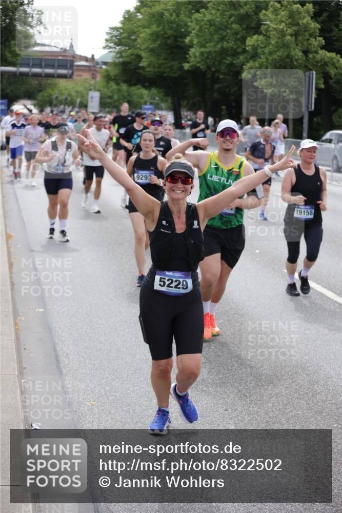29.06.2025 - hella hamburg halbmarathon Jannik Wohlers http://msf.ph/oto/8322502 29.06.2025 10:39:36 Lombardsbrücke 1058, 1076, 1291, 1586, 1691, 1899, 2254, 2313, 2866, 2888, 3882, 3883, 3884, 4173, 4471, 5229, 5654, 5877, 5901, 6097, 6548, 6698, 6750, 6890, 7045, 7455, 7456, 8107, 8612, 8622, 8815, 8865, 8866, 9080, 9187, 9195, 9292, 9495, 10648, 10806, 10818, 10901, 10939, 11188, 11242, 11244, 11874, 12414, 12883, 12906, 13577, 13644, 14327, 14578, 15111, 16532, 16784, 18157, 19163 meine-sportfotos.de