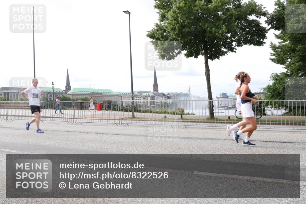 29.06.2025 - hella hamburg halbmarathon Lena Gebhardt http://msf.ph/oto/8322526 29.06.2025 10:22:59 Lombardsbrücke 5629, 1029, 1853, 2294, 2479, 2766, 2886, 2925, 3003, 3029, 3034, 3430, 3600, 3601, 4190, 4266, 4793, 5223, 5343, 5629, 5798, 6578, 6784, 6785, 6849, 6899, 7188, 7190, 7266, 7276, 7529, 7891, 7925, 8355, 8687, 8688, 8716, 8918, 8920, 8931, 9133, 9256, 9301, 9877, 9913, 10205, 10826, 12025, 12073, 12190, 12265, 13560, 13921, 14041, 14338, 14525, 14801, 16416, 16558, 17099, 17207, 17299 meine-sportfotos.de