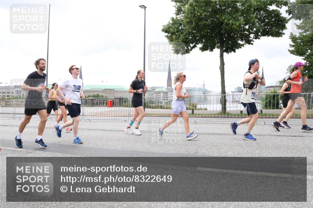 29.06.2025 - hella hamburg halbmarathon Lena Gebhardt http://msf.ph/oto/8322649 29.06.2025 10:57:30 Lombardsbrücke 12306, 1123, 1242, 1248, 1265, 1643, 2015, 2041, 2370, 2567, 2871, 3191, 3195, 3385, 3388, 3433, 3470, 3723, 3750, 3851, 3954, 4059, 4086, 4106, 4180, 4197, 4241, 4485, 4521, 4611, 4830, 4998, 5057, 5117, 5316, 5632, 5639, 5736, 5738, 6053, 6827, 6832, 6857, 6916, 6981, 7172, 7592, 7720, 7728, 7787, 8035, 8039, 8159, 8224, 8287, 8386, 8540, 8546, 8552, 8679, 8708, 8851, 8853, 8873, 9059, 9110, 9233, 9298, 9299, 9318, 9496, 9613 meine-sportfotos.de