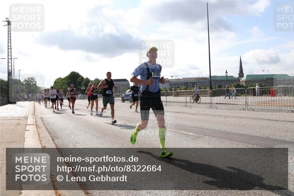 29.06.2025 - hella hamburg halbmarathon Lena Gebhardt http://msf.ph/oto/8322664 29.06.2025 09:48:16 Lombardsbrücke 2767, 1164, 1290, 1385, 1505, 1562, 1710, 1743, 2196, 2296, 2714, 2767, 3959, 4602, 4860, 5091, 5092, 5315, 5554, 5709, 6684, 6829, 6990, 7884, 8362, 8933, 9178, 9403, 9944, 10384, 10404, 10793, 10852, 10900, 11202, 11227, 11620, 11745, 11929, 12051, 12290, 12462, 12488, 12514, 12865, 12916, 13483, 13514, 13595, 13798, 13854, 13975, 14387, 14601, 14875, 14908, 14934, 14952, 15015, 15261, 15415, 15701, 15931, 15959, 15965, 16119, 16158, 16964 meine-sportfotos.de