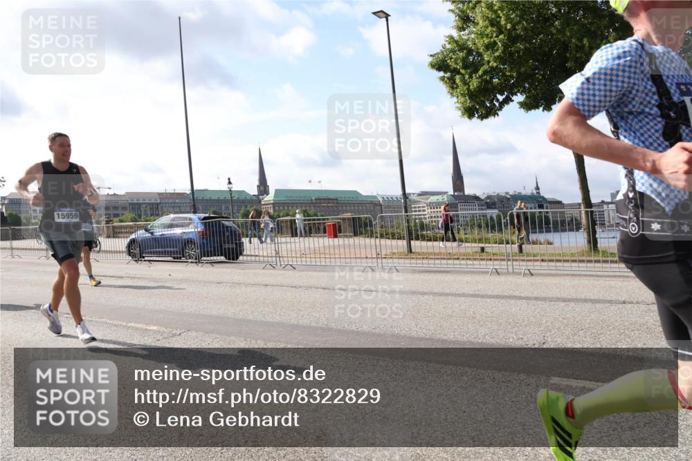 29.06.2025 - hella hamburg halbmarathon Lena Gebhardt http://msf.ph/oto/8322829 29.06.2025 09:48:17 Lombardsbrücke 15959, 3933, 1164, 1290, 1385, 1505, 1562, 1710, 1743, 2714, 2767, 3959, 4602, 4860, 5091, 5092, 5315, 5554, 5709, 6684, 6829, 6990, 7884, 8362, 8933, 9178, 9403, 9944, 10384, 10404, 10793, 10852, 10900, 11202, 11227, 11620, 11745, 11929, 12051, 12290, 12462, 12488, 12514, 12865, 12916, 13483, 13595, 13798, 13854, 13975, 14387, 14875, 14908, 14934, 14952, 15015, 15261, 15415, 15701, 15931, 15959, 15965, 16119, 16158, 16964 meine-sportfotos.de