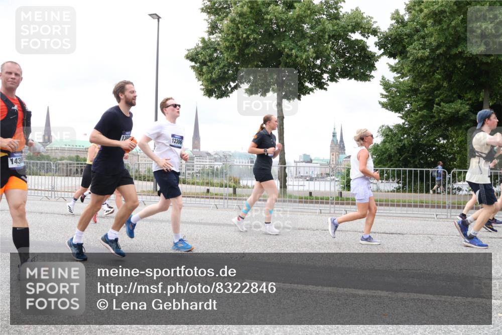 29.06.2025 - hella hamburg halbmarathon Lena Gebhardt http://msf.ph/oto/8322846 29.06.2025 10:57:31 Lombardsbrücke 1436, 1360, 12306, 1123, 1242, 1248, 1265, 1643, 2015, 2041, 2370, 2451, 2567, 2871, 3191, 3195, 3385, 3388, 3433, 3470, 3723, 3750, 3851, 3954, 4059, 4086, 4106, 4180, 4197, 4241, 4485, 4521, 4611, 4830, 4998, 5057, 5117, 5316, 5632, 5639, 5736, 5738, 6053, 6827, 6832, 6857, 6916, 6981, 7172, 7592, 7720, 7728, 7787, 8035, 8039, 8159, 8224, 8287, 8386, 8540, 8546, 8552, 8679, 8708, 8851, 8853, 8873, 9059, 9110, 9233, 9298, 9299, 9318, 9496, 9613 meine-sportfotos.de