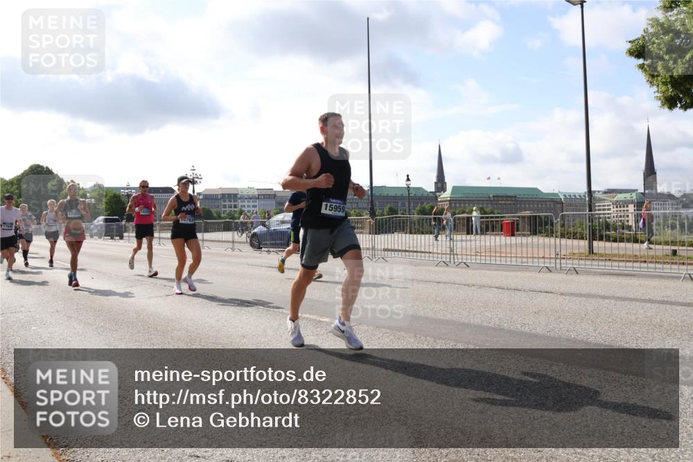29.06.2025 - hella hamburg halbmarathon Lena Gebhardt http://msf.ph/oto/8322852 29.06.2025 09:48:17 Lombardsbrücke 17022, 17643, 10793, 15959, 1164, 1290, 1385, 1505, 1562, 1710, 1743, 2714, 2767, 3959, 4602, 4860, 5091, 5092, 5315, 5554, 5709, 6684, 6829, 6990, 7884, 8362, 8933, 9178, 9403, 9944, 10384, 10404, 10793, 10852, 10900, 11202, 11227, 11620, 11745, 11929, 12051, 12290, 12462, 12488, 12514, 12865, 12916, 13483, 13595, 13798, 13854, 13975, 14387, 14875, 14908, 14934, 14952, 15015, 15261, 15415, 15701, 15931, 15959, 15965, 16119, 16158, 16964 meine-sportfotos.de