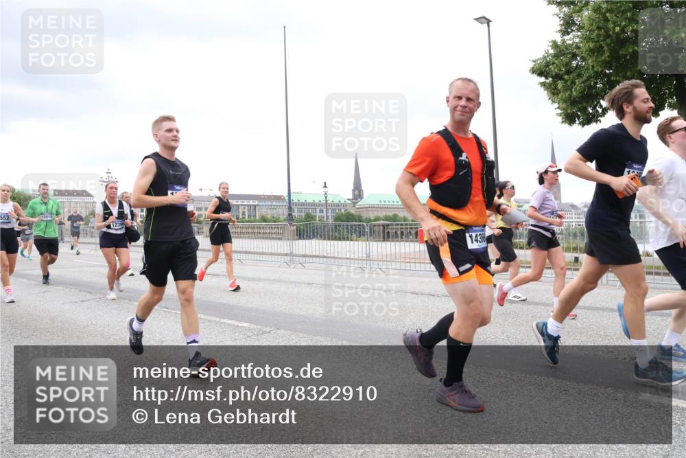 29.06.2025 - hella hamburg halbmarathon Lena Gebhardt http://msf.ph/oto/8322910 29.06.2025 10:57:31 Lombardsbrücke 552, 15019, 12396, 1436, 100, 1123, 1242, 1248, 1265, 1643, 2015, 2041, 2370, 2451, 2567, 2871, 3191, 3195, 3385, 3388, 3433, 3470, 3723, 3750, 3851, 3954, 4059, 4086, 4106, 4180, 4197, 4241, 4485, 4521, 4611, 4830, 4998, 5057, 5117, 5316, 5632, 5639, 5736, 5738, 6053, 6827, 6832, 6857, 6916, 6981, 7172, 7592, 7720, 7728, 7787, 8035, 8039, 8159, 8224, 8287, 8386, 8540, 8546, 8552, 8679, 8708, 8851, 8853, 8873, 9059, 9110, 9233, 9298, 9299, 9318, 9496, 9613 meine-sportfotos.de