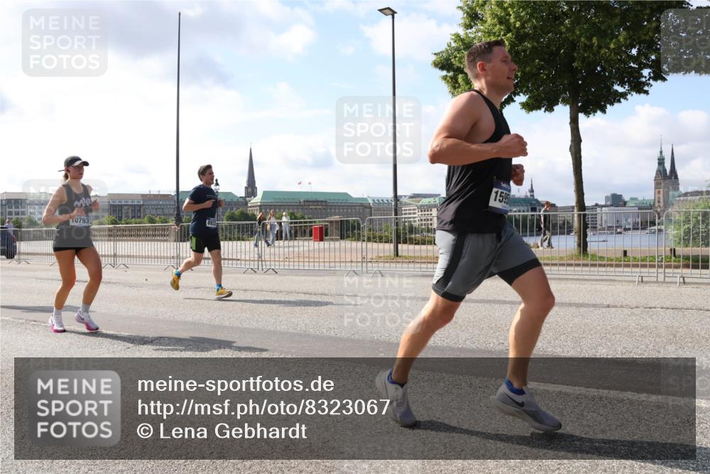 29.06.2025 - hella hamburg halbmarathon Lena Gebhardt http://msf.ph/oto/8323067 29.06.2025 09:48:18 Lombardsbrücke 10793, 1595, 1164, 1290, 1385, 1505, 1562, 1710, 1743, 2714, 2767, 3959, 4602, 4860, 5091, 5092, 5315, 5554, 5709, 6684, 6829, 6990, 7884, 8362, 8933, 9178, 9403, 9944, 10384, 10404, 10793, 10852, 10900, 11202, 11227, 11620, 11745, 11929, 12051, 12290, 12488, 12514, 12865, 12916, 13483, 13595, 13798, 13854, 13975, 14387, 14875, 14908, 14934, 14952, 15015, 15261, 15415, 15701, 15931, 15959, 15965, 16119, 16158 meine-sportfotos.de
