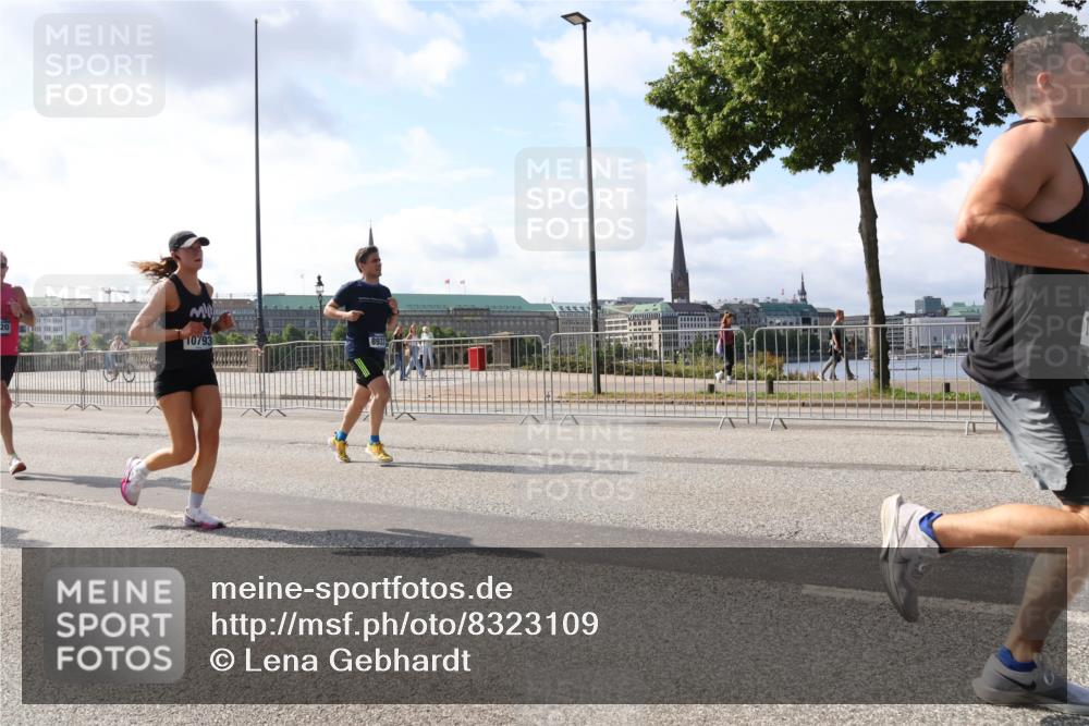 29.06.2025 - hella hamburg halbmarathon Lena Gebhardt http://msf.ph/oto/8323109 29.06.2025 09:48:18 Lombardsbrücke 10793, 1164, 1290, 1385, 1505, 1562, 1710, 1743, 2714, 2767, 3959, 4602, 4860, 5091, 5092, 5315, 5554, 5709, 6684, 6829, 6990, 7884, 8362, 8933, 9178, 9403, 9944, 10384, 10404, 10793, 10852, 10900, 11202, 11227, 11620, 11745, 11929, 12051, 12290, 12488, 12514, 12865, 12916, 13483, 13595, 13798, 13854, 13975, 14387, 14875, 14908, 14934, 14952, 15015, 15261, 15415, 15701, 15931, 15959, 15965, 16119, 16158 meine-sportfotos.de