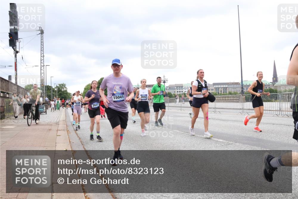 29.06.2025 - hella hamburg halbmarathon Lena Gebhardt http://msf.ph/oto/8323123 29.06.2025 10:57:32 Lombardsbrücke 15041, 8552, 2041, 1123, 1242, 1248, 1265, 1643, 2015, 2041, 2370, 2451, 2567, 2871, 3191, 3195, 3385, 3388, 3433, 3470, 3723, 3750, 3851, 3954, 4059, 4086, 4106, 4180, 4197, 4241, 4485, 4521, 4611, 4830, 4998, 5057, 5117, 5316, 5632, 5639, 5736, 5738, 6053, 6827, 6832, 6857, 6916, 6981, 7172, 7592, 7720, 7728, 7787, 8035, 8039, 8159, 8224, 8287, 8386, 8540, 8546, 8552, 8679, 8708, 8851, 8853, 8873, 9059, 9110, 9233, 9318, 9394, 9496, 9613 meine-sportfotos.de
