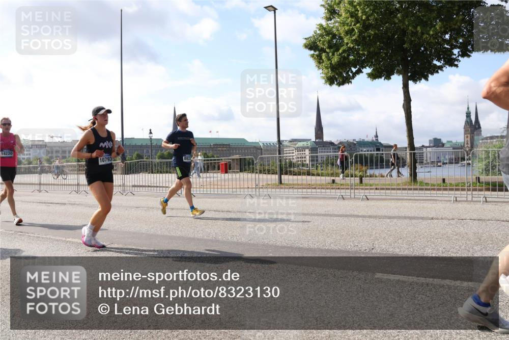 29.06.2025 - hella hamburg halbmarathon Lena Gebhardt http://msf.ph/oto/8323130 29.06.2025 09:48:18 Lombardsbrücke 18220, 10793, 1164, 1290, 1385, 1505, 1562, 1710, 1743, 2714, 2767, 3959, 4602, 4860, 5091, 5092, 5315, 5554, 5709, 6684, 6829, 6990, 7884, 8362, 8933, 9178, 9403, 9944, 10384, 10404, 10793, 10852, 10900, 11202, 11227, 11620, 11745, 11929, 12051, 12290, 12488, 12514, 12865, 12916, 13483, 13595, 13798, 13854, 13975, 14387, 14875, 14908, 14934, 14952, 15015, 15261, 15415, 15701, 15931, 15959, 15965, 16119, 16158 meine-sportfotos.de