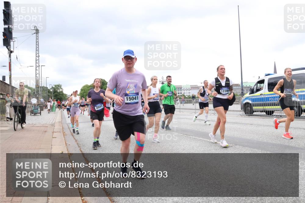 29.06.2025 - hella hamburg halbmarathon Lena Gebhardt http://msf.ph/oto/8323193 29.06.2025 10:57:33 Lombardsbrücke 9824, 15041, 2041, 5019, 418, 12396, 3388, 1123, 1242, 1248, 1265, 1643, 2015, 2041, 2370, 2451, 2567, 2900, 3191, 3195, 3385, 3388, 3433, 3723, 3750, 3851, 3954, 4059, 4086, 4106, 4180, 4197, 4241, 4485, 4521, 4611, 4830, 4998, 5057, 5117, 5316, 5632, 5639, 5736, 5738, 6053, 6827, 6832, 6857, 6916, 7172, 7592, 7720, 7728, 7787, 8035, 8039, 8159, 8224, 8287, 8386, 8540, 8552, 8679, 8708, 8851, 8853, 8873, 9059, 9110, 9233, 9318, 9394, 9496, 9613 meine-sportfotos.de