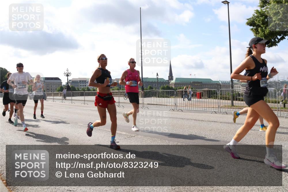 29.06.2025 - hella hamburg halbmarathon Lena Gebhardt http://msf.ph/oto/8323249 29.06.2025 09:48:19 Lombardsbrücke 12916, 17643, 10404, 3220, 10793, 1164, 1290, 1385, 1505, 1562, 1710, 1743, 2399, 2714, 2767, 3480, 3959, 4602, 4860, 5091, 5092, 5315, 5554, 5709, 6684, 6829, 6990, 7884, 8362, 8933, 9178, 9403, 9944, 10384, 10404, 10793, 10852, 10900, 11202, 11227, 11620, 11745, 11929, 12051, 12290, 12488, 12514, 12865, 12916, 13483, 13595, 13798, 13854, 13975, 14387, 14875, 14908, 14934, 14952, 15015, 15261, 15415, 15701, 15931, 15959, 15965, 16119, 16158 meine-sportfotos.de