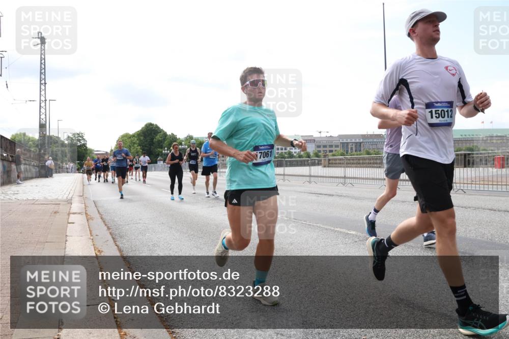 29.06.2025 - hella hamburg halbmarathon Lena Gebhardt http://msf.ph/oto/8323288 29.06.2025 10:12:50 Lombardsbrücke 7061, 15012, 1020, 1051, 1249, 1610, 1785, 1850, 1851, 1939, 2531, 2891, 2942, 2963, 2964, 3182, 3248, 3262, 4453, 4499, 4532, 4554, 5150, 5166, 5597, 5598, 6207, 6822, 6966, 7014, 7873, 7907, 8398, 8405, 8917, 8971, 9141, 9254, 10067, 10402, 10581, 10685, 11025, 11720, 12456, 13566, 13816, 14404, 14540, 14868, 14869, 15012, 15369, 15531, 16255, 16323, 16473, 16826, 16911, 17061, 17699, 17994, 18178, 18320, 18493, 18530 meine-sportfotos.de