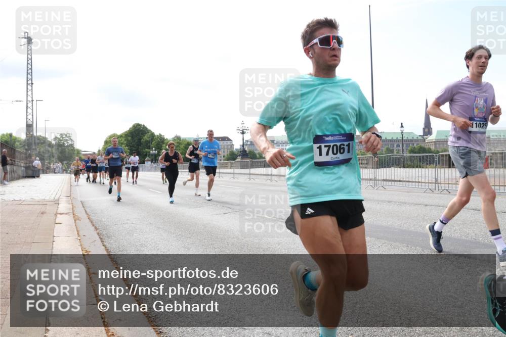 29.06.2025 - hella hamburg halbmarathon Lena Gebhardt http://msf.ph/oto/8323606 29.06.2025 10:12:50 Lombardsbrücke 10061, 17994, 17061, 1025, 1020, 1051, 1249, 1610, 1785, 1850, 1851, 1939, 2531, 2891, 2942, 2963, 2964, 3182, 3248, 3262, 4453, 4499, 4532, 4554, 5150, 5166, 5597, 5598, 6207, 6822, 6966, 7014, 7873, 7907, 8398, 8405, 8917, 8971, 9141, 9254, 10067, 10402, 10581, 10685, 11025, 11720, 12456, 13566, 13816, 14404, 14540, 14868, 14869, 15012, 15369, 15531, 16255, 16323, 16473, 16826, 16911, 17061, 17699, 17994, 18178, 18320, 18493, 18530 meine-sportfotos.de