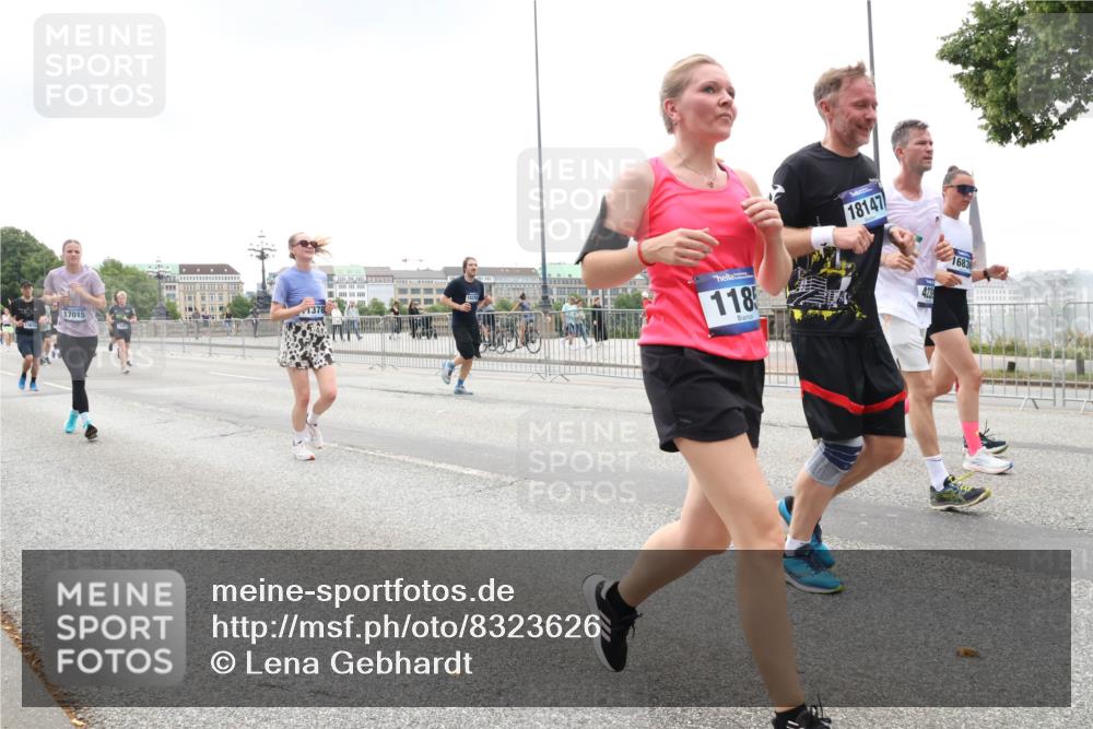 29.06.2025 - hella hamburg halbmarathon Lena Gebhardt http://msf.ph/oto/8323626 29.06.2025 10:47:20 Lombardsbrücke 17015, 1378, 118, 18147, 423, 16836, 1073, 1185, 1286, 1434, 1463, 1523, 1593, 1607, 1704, 1720, 1961, 2148, 2211, 2327, 2407, 2537, 2555, 2556, 2665, 2882, 2981, 2994, 3339, 4037, 4184, 4239, 4325, 4423, 4483, 4806, 4895, 4974, 4975, 5111, 5114, 5621, 5622, 5796, 5895, 5953, 6255, 6256, 6485, 6496, 6879, 6995, 7073, 7403, 7430, 7431, 7630, 7631, 8105, 8131, 8270, 8486, 8684, 8706, 8915, 8953, 8967, 9018, 11351, 11458, 11730, 11738 meine-sportfotos.de