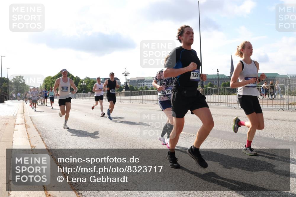 29.06.2025 - hella hamburg halbmarathon Lena Gebhardt http://msf.ph/oto/8323717 29.06.2025 09:48:21 Lombardsbrücke 15931, 7884, 1877, 1291, 1164, 1290, 1385, 1505, 1562, 1710, 1743, 2399, 2714, 2767, 3480, 3959, 4602, 4860, 5091, 5315, 5554, 5709, 6684, 6829, 6990, 7152, 7154, 7884, 8362, 8933, 9178, 9403, 9944, 10384, 10404, 10793, 10852, 10900, 11202, 11227, 11620, 11745, 11929, 12051, 12290, 12488, 12514, 12865, 12916, 13483, 13595, 13854, 13975, 14387, 14875, 14908, 14934, 14952, 15015, 15261, 15415, 15701, 15931, 15959, 15965, 16119, 16158 meine-sportfotos.de