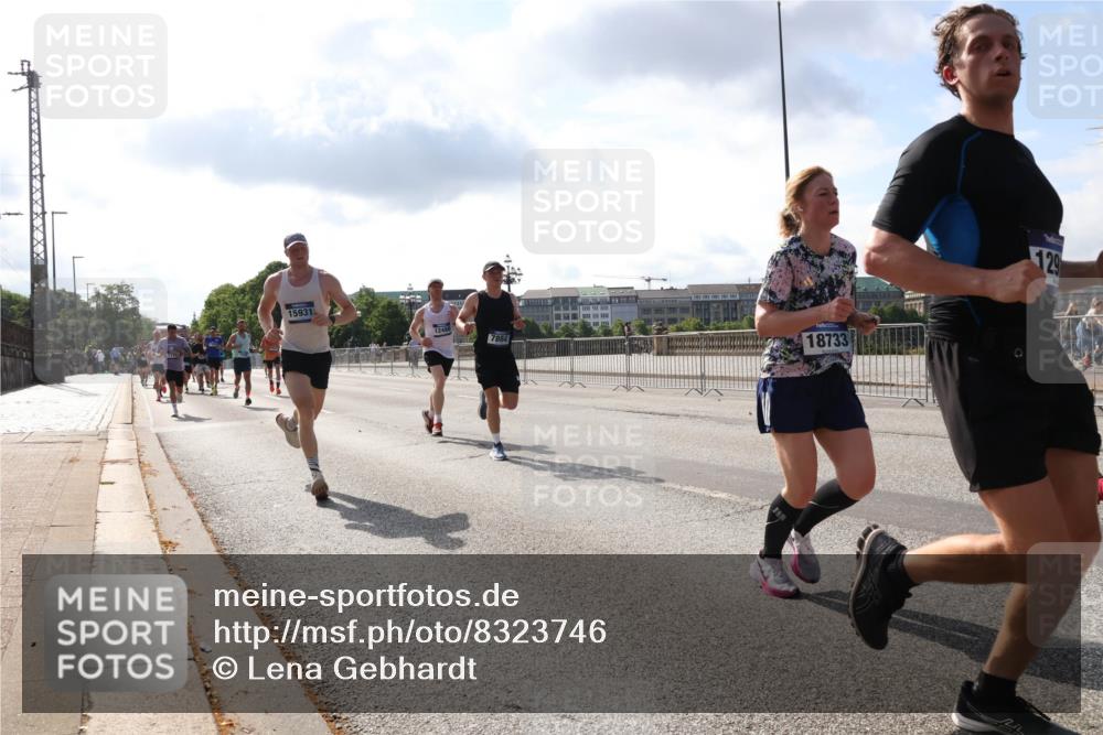 29.06.2025 - hella hamburg halbmarathon Lena Gebhardt http://msf.ph/oto/8323746 29.06.2025 09:48:21 Lombardsbrücke 15931, 12465, 18733, 129, 1164, 1290, 1385, 1505, 1562, 1710, 1743, 2399, 2714, 2767, 3480, 3959, 4602, 4860, 5091, 5315, 5554, 5709, 6684, 6829, 6990, 7152, 7154, 7884, 8362, 8933, 9178, 9403, 9944, 10384, 10404, 10793, 10852, 10900, 11202, 11227, 11620, 11745, 11929, 12051, 12290, 12488, 12514, 12865, 12916, 13483, 13595, 13854, 13975, 14387, 14875, 14908, 14934, 14952, 15015, 15261, 15415, 15701, 15931, 15959, 15965, 16119, 16158 meine-sportfotos.de