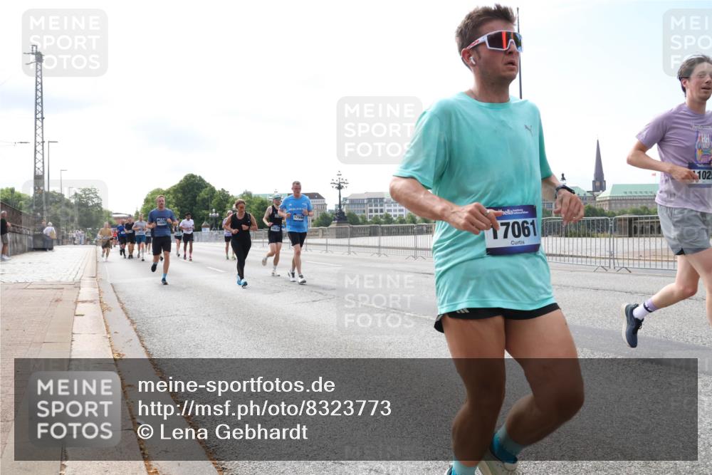 29.06.2025 - hella hamburg halbmarathon Lena Gebhardt http://msf.ph/oto/8323773 29.06.2025 10:12:50 Lombardsbrücke 18530, 17994, 17061, 102, 1020, 1051, 1249, 1610, 1785, 1850, 1851, 1939, 2531, 2891, 2942, 2963, 2964, 3182, 3248, 3262, 4453, 4499, 4532, 4554, 5150, 5166, 5597, 5598, 6207, 6822, 6966, 7014, 7873, 7907, 8398, 8405, 8917, 8971, 9141, 9254, 10067, 10402, 10581, 10685, 11025, 11720, 12456, 13566, 13816, 14404, 14540, 14868, 14869, 15012, 15369, 15531, 16255, 16323, 16473, 16826, 16911, 17061, 17699, 17994, 18178, 18320, 18493, 18530 meine-sportfotos.de