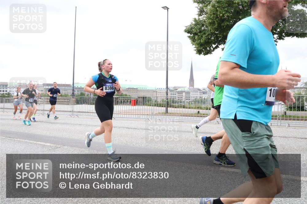 29.06.2025 - hella hamburg halbmarathon Lena Gebhardt http://msf.ph/oto/8323830 29.06.2025 10:57:35 Lombardsbrücke 3750, 8386, 10, 1123, 1242, 1248, 1265, 1643, 2015, 2041, 2370, 2451, 2567, 2900, 3191, 3195, 3385, 3388, 3433, 3723, 3750, 3851, 3954, 4059, 4086, 4106, 4180, 4197, 4485, 4521, 4611, 4830, 4998, 5117, 5316, 5632, 5639, 5736, 5738, 6053, 6827, 6832, 6857, 6916, 7172, 7193, 7592, 7720, 7728, 7787, 8035, 8159, 8224, 8287, 8386, 8474, 8540, 8552, 8679, 8708, 8773, 8851, 8853, 8873, 9059, 9110, 9233, 9318, 9394, 9496, 9613 meine-sportfotos.de