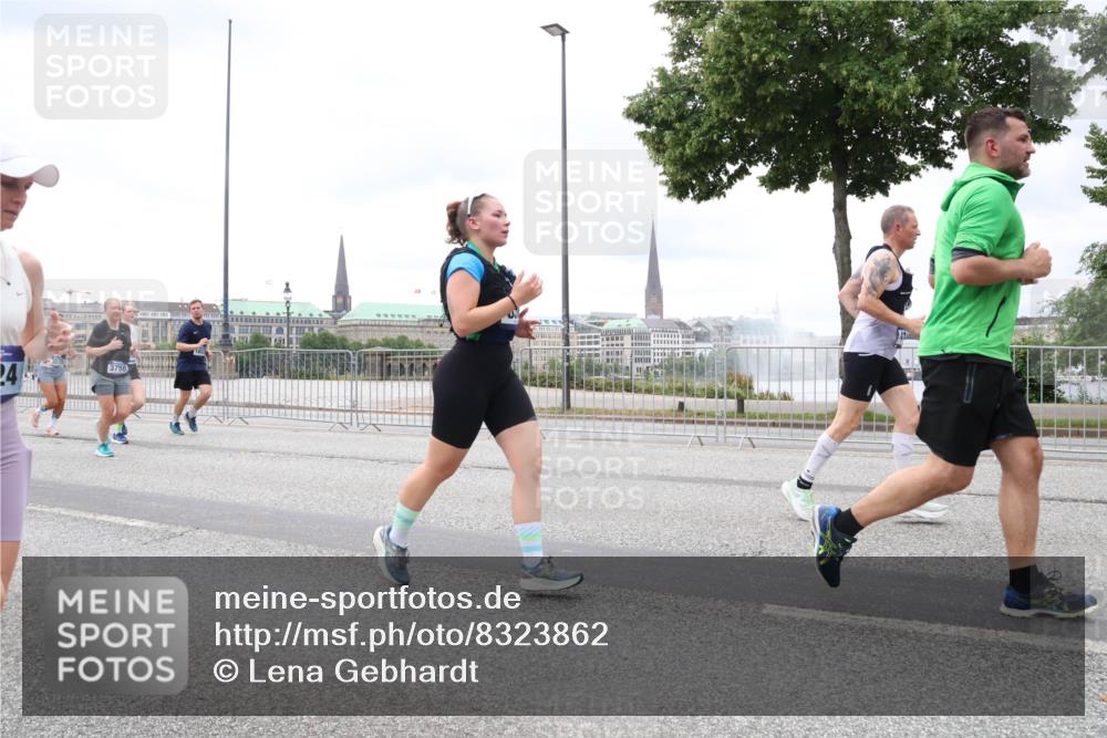29.06.2025 - hella hamburg halbmarathon Lena Gebhardt http://msf.ph/oto/8323862 29.06.2025 10:57:35 Lombardsbrücke 24, 3750, 1123, 1242, 1248, 1265, 1643, 2015, 2041, 2370, 2451, 2567, 2900, 3191, 3195, 3385, 3388, 3433, 3723, 3750, 3851, 3954, 4059, 4086, 4106, 4180, 4197, 4485, 4521, 4611, 4830, 4998, 5117, 5316, 5632, 5639, 5736, 5738, 6053, 6827, 6832, 6857, 6916, 7172, 7193, 7592, 7720, 7728, 7787, 8035, 8159, 8224, 8287, 8386, 8474, 8540, 8552, 8679, 8708, 8773, 8851, 8853, 8873, 9059, 9110, 9233, 9318, 9394, 9496, 9613 meine-sportfotos.de
