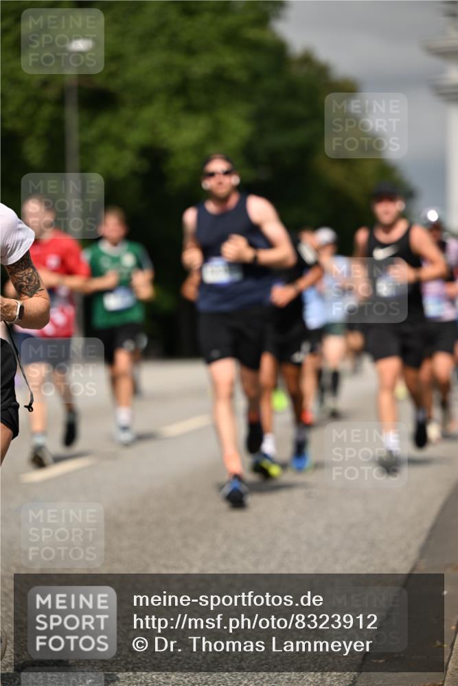 29.06.2025 - hella hamburg halbmarathon Dr. Thomas Lammeyer http://msf.ph/oto/8323912 29.06.2025 10:17:29 Kennedybrücke 1007, 1194, 1859, 1939, 2055, 2359, 2721, 2904, 2961, 2987, 3218, 3729, 4001, 4950, 5232, 6026, 6207, 7346, 7460, 7913, 8279, 8913, 9128, 9612, 9631 meine-sportfotos.de