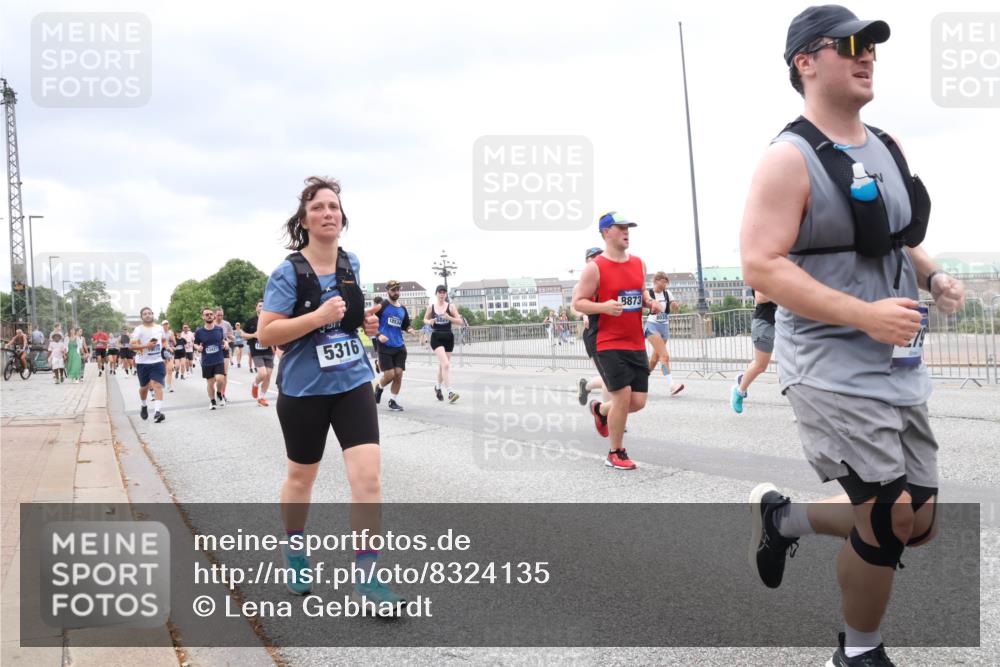 29.06.2025 - hella hamburg halbmarathon Lena Gebhardt http://msf.ph/oto/8324135 29.06.2025 10:57:36 Lombardsbrücke 13427, 5316, 18534, 8873, 1123, 1242, 1248, 1265, 1643, 2015, 2041, 2370, 2451, 2567, 2900, 3191, 3195, 3385, 3388, 3433, 3723, 3750, 3851, 3954, 4059, 4086, 4106, 4180, 4197, 4485, 4521, 4611, 4830, 4998, 5117, 5316, 5632, 5639, 5736, 5738, 6053, 6827, 6857, 6916, 7172, 7193, 7720, 7728, 7787, 8035, 8159, 8287, 8386, 8474, 8540, 8552, 8708, 8773, 8851, 8853, 8873, 9059, 9110, 9233, 9318, 9394, 9496, 9613 meine-sportfotos.de