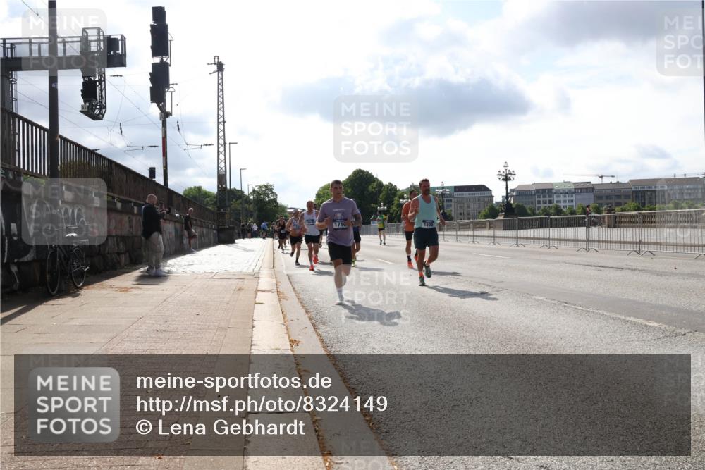 29.06.2025 - hella hamburg halbmarathon Lena Gebhardt http://msf.ph/oto/8324149 29.06.2025 09:48:24 Lombardsbrücke 1716, 1290, 1385, 1505, 1562, 1710, 1743, 2399, 2714, 2767, 3480, 3959, 4359, 4602, 4860, 5091, 5315, 5554, 5709, 6684, 6829, 6990, 7152, 7154, 7884, 8362, 8933, 9178, 9403, 10384, 10404, 10793, 10852, 10900, 11202, 11227, 11620, 11745, 11929, 12051, 12290, 12488, 12514, 12865, 12916, 13483, 13595, 13854, 13975, 14387, 14875, 14908, 14934, 15015, 15261, 15415, 15701, 15931, 15959, 16119, 16158 meine-sportfotos.de