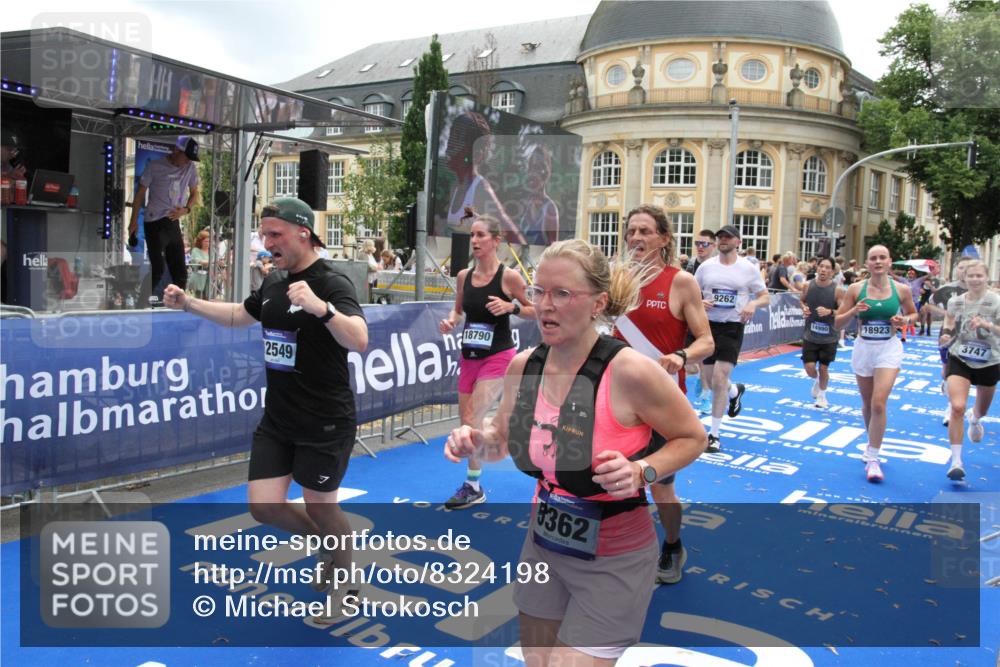 29.06.2025 - hella hamburg halbmarathon Michael Strokosch http://msf.ph/oto/8324198 29.06.2025 10:48:31 Ziel 3747, 5362, 5528, 6081, 6923, 8216, 9262, 10000, 10860, 11451, 12149, 12549, 12690, 12840, 13962, 14033, 14990, 15808, 15917, 17395, 17855, 18251, 18790, 18923 meine-sportfotos.de