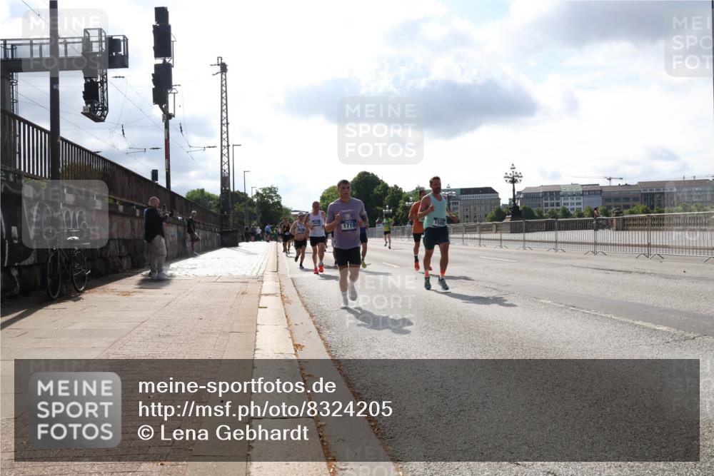 29.06.2025 - hella hamburg halbmarathon Lena Gebhardt http://msf.ph/oto/8324205 29.06.2025 09:48:24 Lombardsbrücke 1710, 1505, 1290, 1385, 1505, 1562, 1710, 1743, 2399, 2714, 2767, 3480, 3959, 4359, 4602, 4860, 5091, 5315, 5554, 5709, 6684, 6829, 6990, 7152, 7154, 7884, 8362, 8933, 9178, 9403, 10384, 10404, 10793, 10852, 10900, 11202, 11227, 11620, 11745, 11929, 12051, 12290, 12488, 12514, 12865, 12916, 13483, 13595, 13854, 13975, 14387, 14875, 14908, 14934, 15015, 15261, 15415, 15701, 15931, 15959, 16119, 16158 meine-sportfotos.de