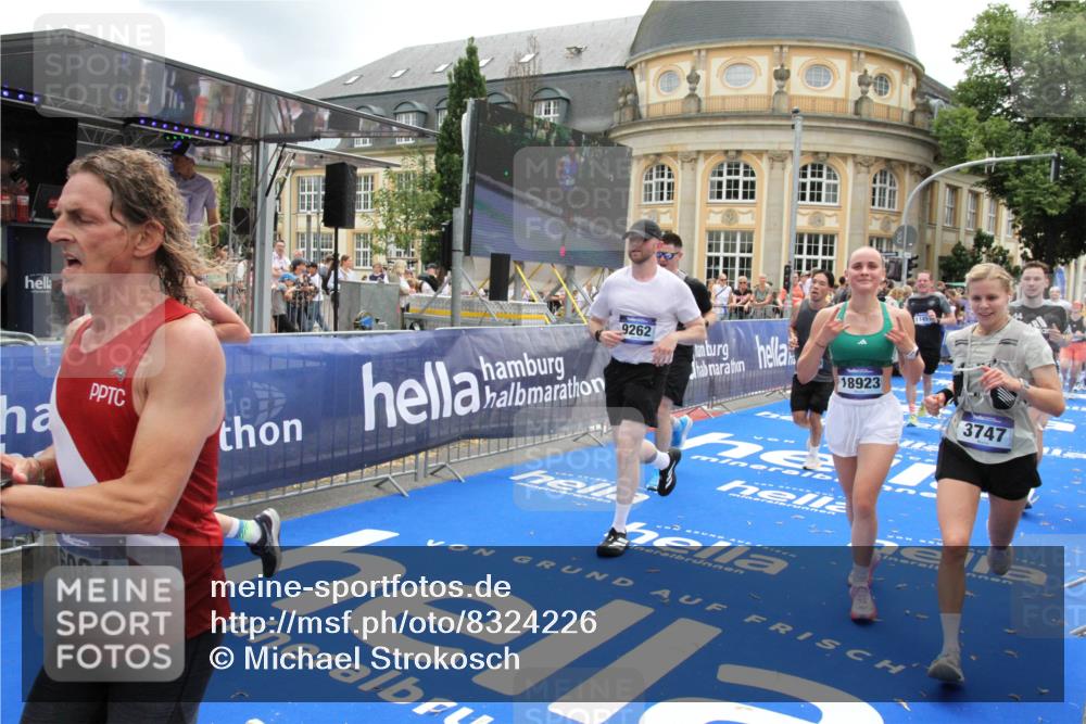 29.06.2025 - hella hamburg halbmarathon Michael Strokosch http://msf.ph/oto/8324226 29.06.2025 10:48:32 Ziel 3747, 5362, 6081, 9262, 10000, 10860, 11451, 12149, 12549, 12690, 12840, 13962, 14033, 14990, 15808, 15917, 17395, 17855, 18251, 18790, 18923 meine-sportfotos.de