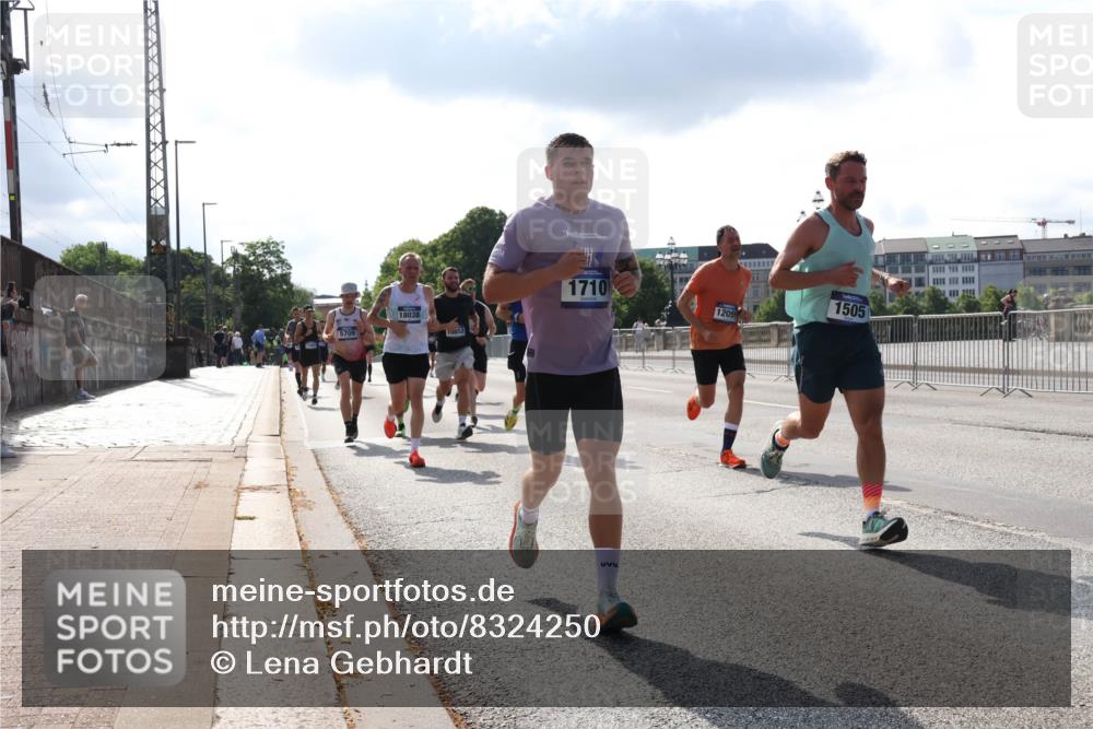 29.06.2025 - hella hamburg halbmarathon Lena Gebhardt http://msf.ph/oto/8324250 29.06.2025 09:48:25 Lombardsbrücke 5709, 18038, 852, 1710, 1505, 1205, 1290, 1385, 1505, 1562, 1710, 1743, 2399, 2714, 2767, 3480, 3959, 4359, 4602, 4860, 5091, 5315, 5554, 5709, 6684, 6829, 6990, 7152, 7154, 7884, 8362, 8571, 8933, 9403, 10384, 10404, 10793, 10852, 10900, 11202, 11227, 11620, 11745, 11929, 12051, 12290, 12488, 12514, 12865, 12916, 13483, 13595, 13854, 13975, 14387, 14875, 14908, 14934, 15015, 15261, 15415, 15701, 15931, 15959, 16119, 16158 meine-sportfotos.de
