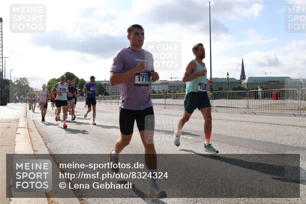 29.06.2025 - hella hamburg halbmarathon Lena Gebhardt http://msf.ph/oto/8324324 29.06.2025 09:48:26 Lombardsbrücke 5709, 18038, 852, 1290, 1710, 1505, 1290, 1385, 1505, 1562, 1710, 1743, 2399, 2714, 2767, 3480, 3959, 4359, 4602, 4860, 5091, 5315, 5554, 5709, 6684, 6829, 6990, 6993, 7152, 7154, 7884, 8362, 8571, 8933, 9403, 10404, 10793, 10852, 10900, 11202, 11227, 11620, 11745, 11929, 12051, 12290, 12488, 12514, 12916, 13483, 13595, 13854, 13940, 13975, 14387, 14875, 14908, 14934, 15015, 15261, 15415, 15701, 15931, 15959, 16119, 16158 meine-sportfotos.de